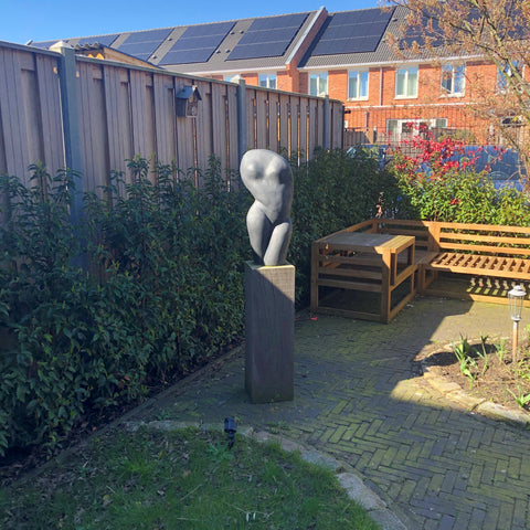 Vrouw groot op houten strandpaal